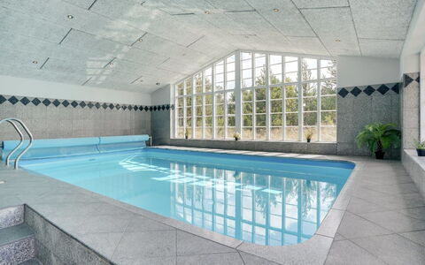 Nana - 4Km from the Sea: Flooring, Interior Design, Fussboden, Möbel, Decke, Schwimmbad, Verbundwerkstoff, Resort, Fliese, Design