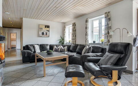 Nana - 4Km from the Sea: Möbel, Interior Design, Flooring, Holz, Decke, Couch, Fussboden, Wohnzimmer, Beleuchtung, Zuhause
