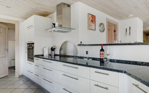 Nana - 4Km from the Sea: Küche, Flooring, Countertop, Holz, Cabinetry, Interior Design, Fussboden, Decke, Küchengerät, Zuhause