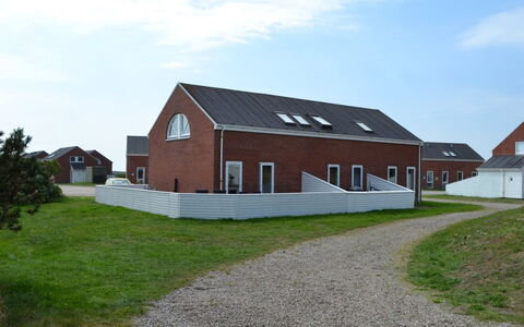 Niilo - 1.7Km from the Sea: Gras, Dach, Haus, Wohngebiet, Zuhause, Hütte, Grundstueck, Menschliche Siedlung, Mauerwerk, Backstein