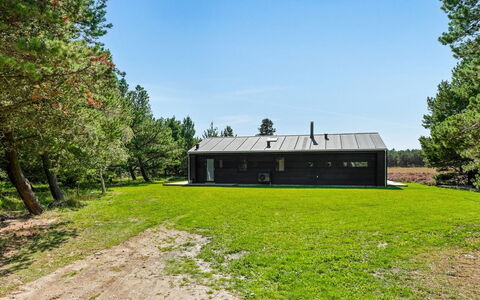 Tea - 2.7Km from the Sea: Zuhause, Hütte, Abstellgleis, Hartholz, Schatten, Planke, Design, Estate, Veranda, Deck