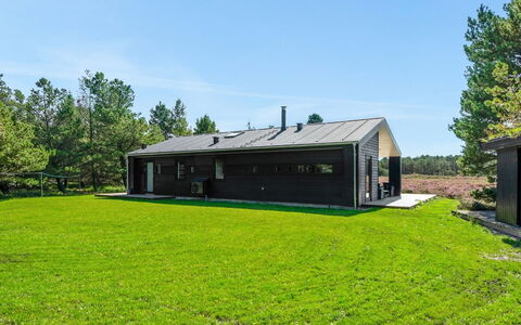 Tea - 2.7Km from the Sea: Zuhause, Hütte, Abstellgleis, Hartholz, Schatten, Planke, Design, Estate, Veranda, Deck