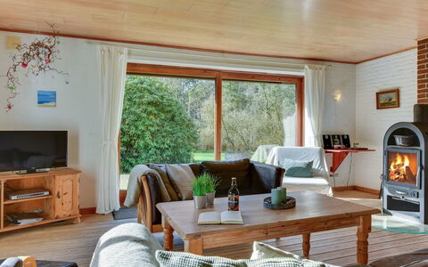 Iiro - 2.5Km from the Sea: Möbel, Interior Design, Flooring, Couch, Fussboden, Holz, Zimmer, Wohnzimmer, Decke, Tabelle