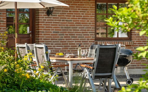 Iiro - 2.5Km from the Sea: Möbel, Stuhl, Gartenmöbel, Tabelle, Tisch Im Freien, Küche & Esszimmer Tisch, Garten, Terrasse, Garten, Hinterhof
