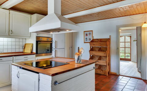 Iiro - 2.5Km from the Sea: Küche, Flooring, Interior Design, Holz, Countertop, Fussboden, Möbel, Cabinetry, Decke, Küchengerät