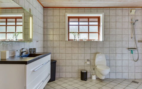 Iiro - 2.5Km from the Sea: Flooring, Armatur, Fussboden, Interior Design, Sinken, Decke, Zapfhahn, Badezimmer, Installation, Fliese