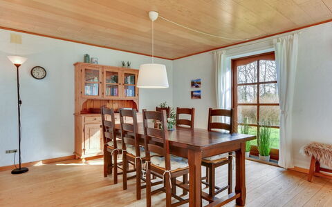 Iiro - 2.5Km from the Sea: Möbel, Flooring, Interior Design, Holzboden, Fussboden, Holz, Tabelle, Esszimmer, Decke, Stuhl