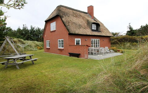 Lioba - 400M from the Sea: Dach, Haus, Zuhause, Hütte, Abstellgleis, Estate, Auffahrt, Gartenbauten, Garten, Schuppen