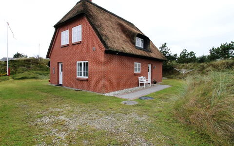 Lioba - 400M from the Sea: Dach, Haus, Zuhause, Hütte, Abstellgleis, Estate, Auffahrt, Gartenbauten, Garten, Schuppen