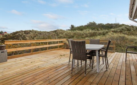 Ami - 200M from the Sea: Holz, Zuhause, Veranda, Deck, Hartholz, Dach, Holzbeize, Holzboden, Eco Hotel