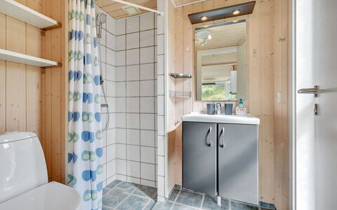 Asvalde - 150M from the Sea: Holz, Armatur, Sinken, Flooring, Fussboden, Zapfhahn, Installation, Bad Sink, Tür, Badezimmer