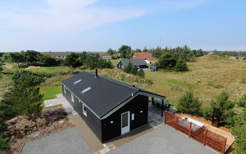 Soili - 1.2Km from the Sea: Dach, Haus, Zuhause, Hütte, Tür, Abstellgleis, Deck, Veranda, Planke, Hartholz