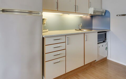 Thoni - 200M from the Sea: Küche, Flooring, Countertop, Interior Design, Küchengerät, Holz, Major Appliance, Fussboden, Cabinetry, Möbel