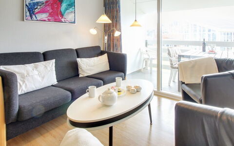 Thoni - 200M from the Sea: Möbel, Interior Design, Flooring, Fussboden, Couch, Decke, Wohnzimmer, Zimmer, Wohnung, Beleuchtung
