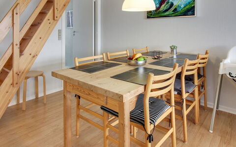 Thoni - 200M from the Sea: Möbel, Flooring, Fussboden, Holzboden, Holz, Interior Design, Stuhl, Esszimmer, Küche & Esszimmer Tisch, Tabelle
