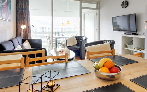 Thoni - 200M from the Sea: Möbel, Interior Design, Flooring, Fussboden, Holz, Decke, Stuhl, Couch, Zimmer, Wohnzimmer