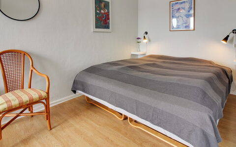 Thoni - 200M from the Sea: Möbel, Bett, Interior Design, Fussboden, Flooring, Schlafzimmer, Wand, Holz, Bettdecke, Zimmer