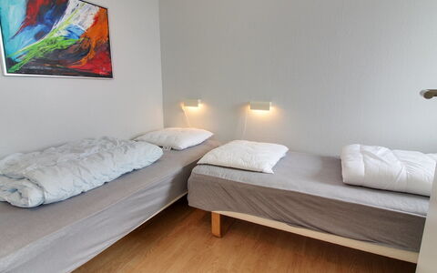Thoni - 200M from the Sea: Bett, Schlafzimmer, Fussboden, Bettdecke, Bedding, Flooring, Holz, Interior Design, Zimmer, Bettrahmen