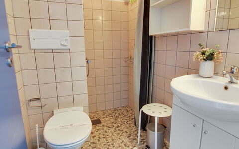 Thoni - 200M from the Sea: Badezimmer, Bad Sink, Toilleten Sitz, Armatur, Toilette, Flooring, Interior Design, Fussboden, Sinken, Zapfhahn