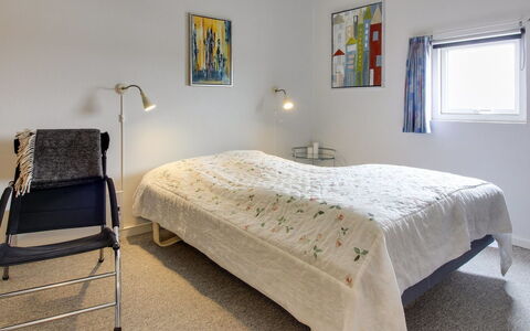 Thoni - 200M from the Sea: Möbel, Bett, Interior Design, Fussboden, Flooring, Schlafzimmer, Wand, Decke, Bettdecke, Holz