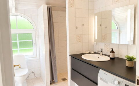 Pasi - 1.2Km from the Sea: Flooring, Fussboden, Interior Design, Armatur, Badezimmer, Badezimmerschrank, Installation, Fliese, Zapfhahn, Zimmer