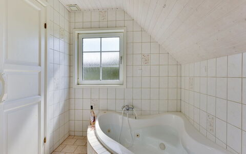 Pasi - 1.2Km from the Sea: Armatur, Badezimmer, Badewanne, Flooring, Decke, Fussboden, Installation, Verbundwerkstoff, Fliese, Zapfhahn