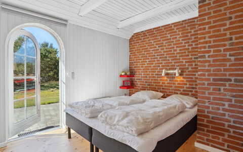 Pasi - 1.2Km from the Sea: Schlafzimmer, Holz, Bett, Bedding, Decke, Bettdecke, Bettrahmen, Interior Design, Fussboden, Backstein