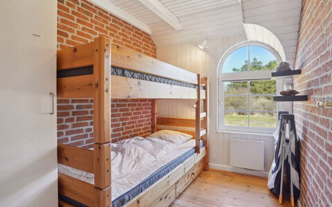 Pasi - 1.2Km from the Sea: Holz, Etagenbett, Fussboden, Schlafzimmer, Holzbeize, Decke, Wohnung, Hartholz, Bett, Wohnheim
