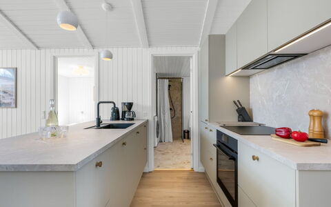 Midja - 800M from the Sea: Flooring, Küche, Holz, Countertop, Interior Design, Fussboden, Decke, Cabinetry, Küchengerät, Major Appliance