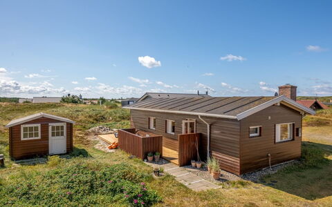 Evelin - from the Sea: Gras, Dach, Haus, Hütte, Zuhause, Ländliches Gebiet, Die Architektur, Grundstueck, Einfach, Menschliche Siedlung