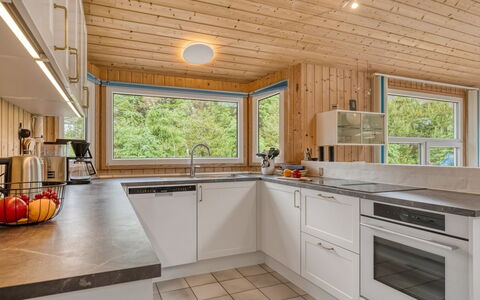 Heggi - 900M from the Sea: Küche, Countertop, Interior Design, Flooring, Küchengerät, Holz, Decke, Major Appliance, Cabinetry, Fussboden