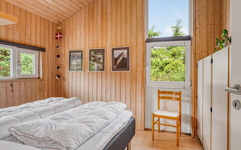 Heggi - 900M from the Sea: Holz, Interior Design, Schlafzimmer, Zuhause, Fussboden, Hartholz, Decke, Bett, Holzbeize, Tür