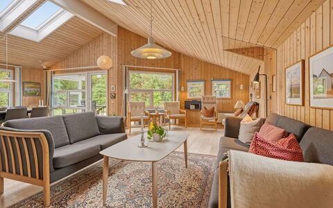 Heggi - 900M from the Sea: Holz, Flooring, Interior Design, Decke, Fussboden, Zuhause, Wohnzimmer, Hartholz, Holzboden, Couch