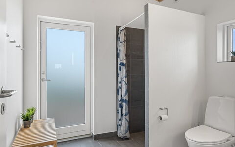 Legolas - 50M from the Sea: Flooring, Fussboden, Armatur, Badezimmer, Interior Design, Holz, Toilette, Toilleten Sitz, Installation, Zimmer
