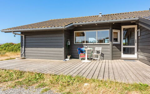 Rink - 150M from the Sea: Zuhause, Wohngebiet, Haus, Hütte, Dach, Grundstueck, Abstellgleis, Garten, Estate, Rasen