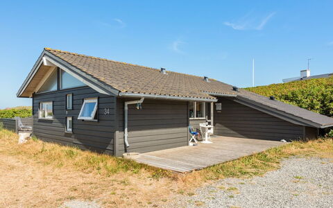 Rink - 150M from the Sea: Zuhause, Wohngebiet, Haus, Hütte, Dach, Grundstueck, Abstellgleis, Garten, Estate, Rasen