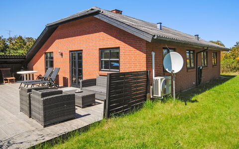 Duco - 300M from the Sea: Dach, Haus, Zuhause, Hütte, Tür, Abstellgleis, Deck, Veranda, Planke, Hartholz
