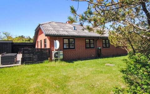 Duco - 300M from the Sea: Dach, Haus, Zuhause, Hütte, Tür, Abstellgleis, Deck, Veranda, Planke, Hartholz