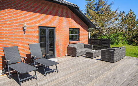 Duco - 300M from the Sea: Dach, Haus, Zuhause, Hütte, Tür, Abstellgleis, Deck, Veranda, Planke, Hartholz