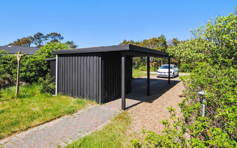 Duco - 300M from the Sea: Dach, Haus, Zuhause, Hütte, Tür, Abstellgleis, Deck, Veranda, Planke, Hartholz