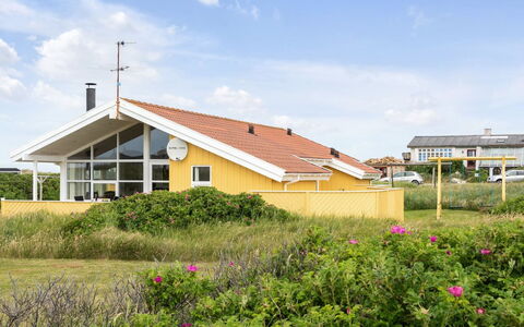Ritte - 200M from the Sea: Holz, Zuhause, Veranda, Deck, Hartholz, Dach, Holzbeize, Holzboden, Eco Hotel