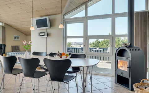 Riste - 450M from the Sea: Möbel, Interior Design, Holz, Flooring, Decke, Stuhl, Fussboden, Wohnzimmer, Tabelle, Couch