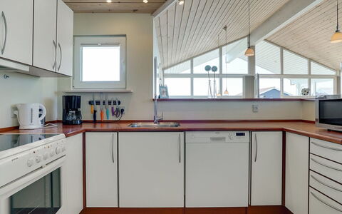 Riste - 450M from the Sea: Flooring, Küche, Interior Design, Holz, Decke, Fussboden, Countertop, Cabinetry, Möbel, Light Fixture