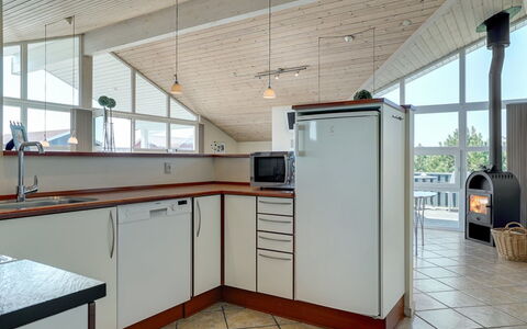 Riste - 450M from the Sea: Flooring, Fussboden, Interior Design, Holz, Decke, Möbel, Holzboden, Küche, Countertop, Beleuchtung