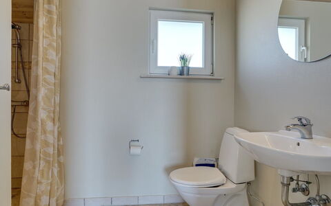 Riste - 450M from the Sea: Armatur, Wand, Flooring, Badezimmer, Fussboden, Interior Design, Holz, Toilleten Sitz, Bad Sink, Toilette