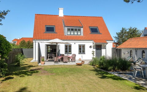 Shiva - 300M from the Sea: Dach, Zuhause, Tür, Hütte, Schatten, Abstellgleis, Garten, Estate, Hinterhof
