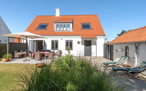 Shiva - 300M from the Sea: Dach, Zuhause, Tür, Hütte, Schatten, Abstellgleis, Garten, Estate, Hinterhof