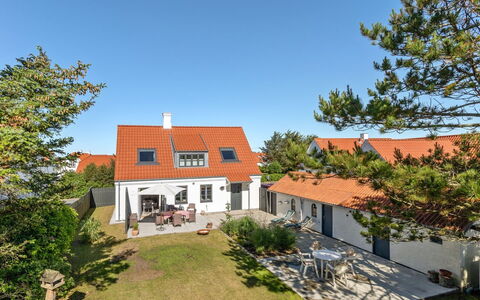 Shiva - 300M from the Sea: Dach, Zuhause, Tür, Hütte, Schatten, Abstellgleis, Garten, Estate, Hinterhof