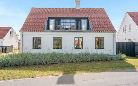 Shiva - 300M from the Sea: Dach, Zuhause, Tür, Hütte, Schatten, Abstellgleis, Garten, Estate, Hinterhof