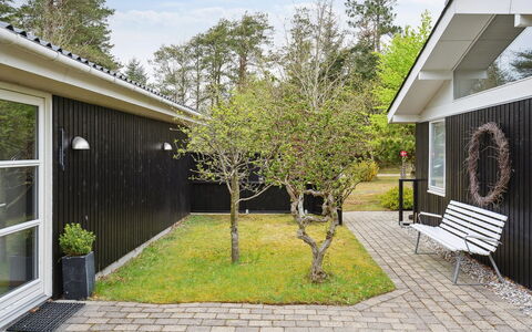 Seraphina - 2Km from the Sea: Strauch, Haus, Garten, Zuhause, Ground, Rasen, Hinterhof, Garten, Schatten, Landscaping